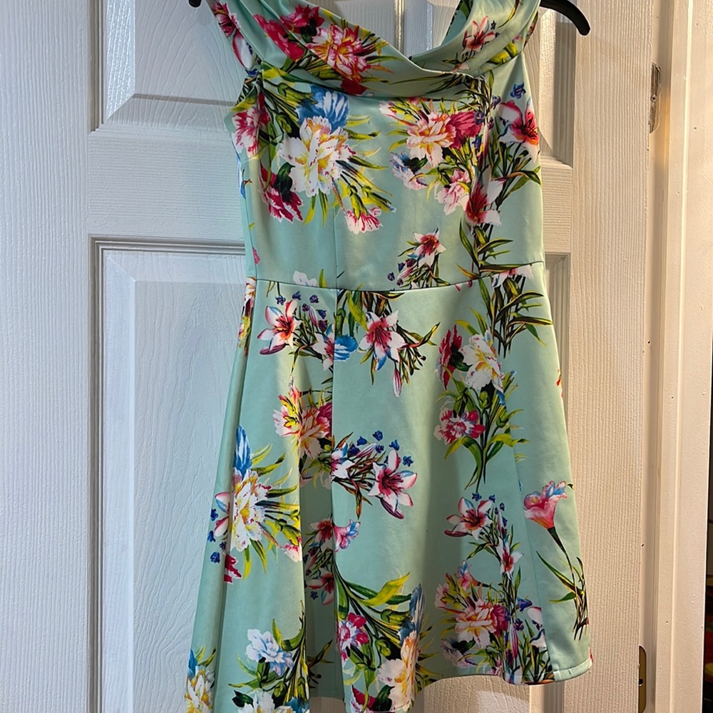 Off the shoulder. Floral Dress. Size S. Great Condition.